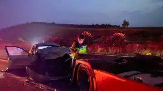 Adana Ceyhan'da otoyolda emniyet şeridindeki TIR'a çarpan otomobilde 2 kişi yaşamını yitirdi