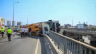 Antalya Aksu'da beton pompası kamyonu üst geçitte devrildi: Tramvay seferleri aksadı