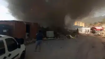 Balıkesir Sındırgı'da Konteyner Yangını: İşçi Konaklama Alanı Kül Oldu