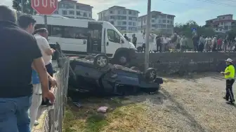 Bartın'da işçi servisi ile otomobil çarpıştı: Üç kişi yaralandı