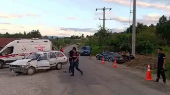 Bilecik Yenipazar'da iki otomobil çarpıştı: 10 yaralı