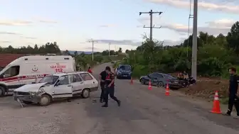 Bilecik Yenipazar'da İki Otomobil Çarpıştı: 10 Yaralı