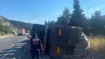 Bilecik'te Tır Devrildi: Trafik Kazası Meydana Geldi