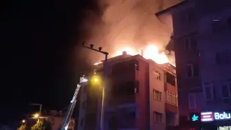 Bolu'da Apartmanın Çatı Katında Yangın: Kullanılamaz Hale Geldi