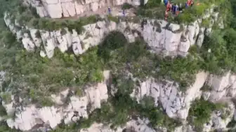 Çin'de Jiaozi Uçurumu'nda Kurtarma Operasyonu: 55 Metreden Düşen Turist Hayatta Kaldı