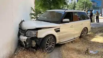 Elazığ'da Kontrolden Çıkan Cip Kaldırıma Çarptı: 2 Yaralı