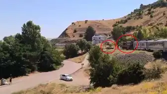 Elazığ'da Yolcu Treni Hemzemin Geçitte Otomobile Çarptı
