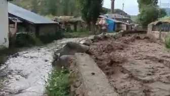Erzurum Oltu'da Sağanak Yağış Sonrası Dümbüllü Deresi Taştı: Mahallede Sel Hasarı Oluştu