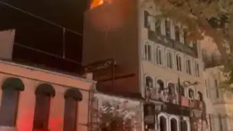 Fatih'te Bir Binanın Çatısındaki Baz İstasyonunda Yangın Çıktı