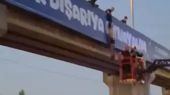 Gebze'de Üst Geçitte Bir Erkek Ölü Bulundu