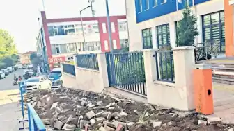 Hendek Belediye Başkanı İrfan Püsküllü'den Tapu Müdür Yardımcısı'na Tepki: Bina Önünü Kazdırdı