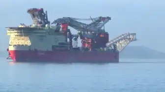 İstanbul Boğazı'nda Dev Gemi Geçişi: Boru Döşeme Gemisi 'JSD6000' Geçişi Gerçekleşiyor