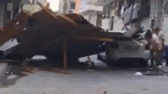 İstanbul'da Şiddetli Fırtına: 4 Katlı Binanın Çatısı Uçtu