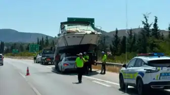 İzmir-Çeşme Otoyolu'nda Otomobil ile Tekne Taşıyan Çekici Çarpıştı