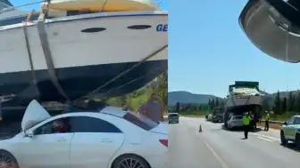 İzmir-Çeşme Otoyolu'nda Otomobil ile Tekne Taşıyan Çekici Çarpıştı