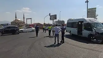 Kayseri'de Minibüs ve Otomobil Çarpıştı: 8 Yaralı