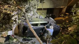 Kocaeli Gölcük'te otomobil apartman boşluğuna devrildi: 2 yaralı