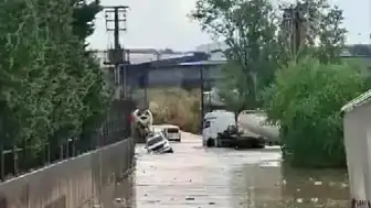 Kocaeli'de Şiddetli Sağanak Yağış: Yollar Su Altında Kaldı, Araçlar Mahsur Kaldı