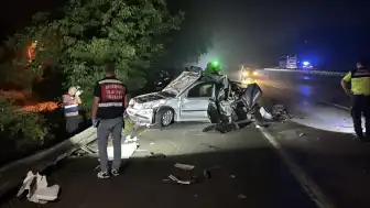 Kocaeli'de tırın arızalı otomobile çarpması sonucu 1 çocuk yaşamını yitirdi, 3 kişi yaralandı