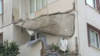 Küçükçekmece'de 5 Katlı Binanın Balkonu Çöktü: Bina Tahliye Edildi