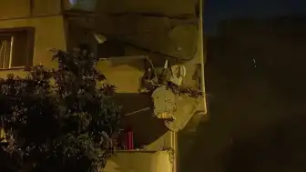 Küçükçekmece'de 5 Katlı Binanın Balkonunda Çökme Meydana Geldi
