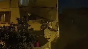 Küçükçekmece'de Balkonu Çöken Bina Tahliye Edildi