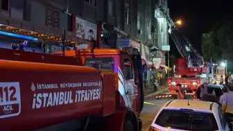 Küçükçekmece'de İş Merkezinde Yangın: 4 İş Yerinde Maddi Hasar