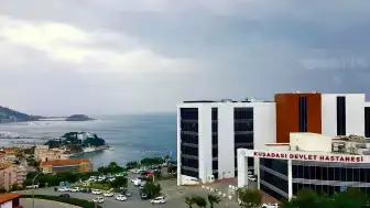 Kuşadası'nda 5 Yıldızlı Otelde Zehirlenme İddiası: Çok Sayıda Turist Hastaneye Kaldırıldı