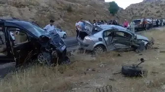 Mardin Midyat'ta Otomobil ile Hafif Ticari Aracın Çarpışması: 8 Yaralı