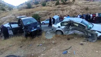 Mardin'de iki otomobilin çarpıştığı kazada 9 kişi yaralandı
