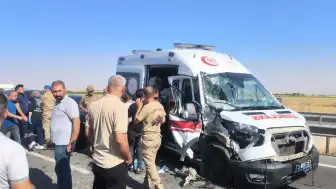 Nusaybin'de Ambulansın Karıştığı Zincirleme Trafik Kazası: 3 Yaralı