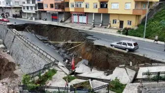 Rize İslampaşa Mahallesi'nde Yurt İnşaatı Sırasında Yol Çöktü