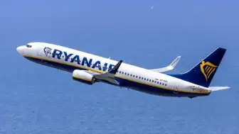 Ryanair Uçuşunda Pencere Arızası: Bir Yolcu Bacaklarından Tutularak Kurtarıldı