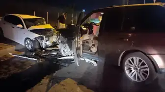 Sancaktepe'de ters yönde ilerleyen otomobilin karıştığı kazada 5 kişi yaralandı