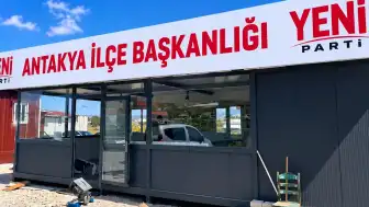 YENİ Parti'nin ilk tabelası Hatay Antakya'daki konteyner binaya asıldı