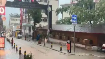 Artvin'de Şiddetli Yağış Hayatı Felç Etti: Ev ve İş Yerlerini Su Bastı, Yolda Heyelan Meydana Geldi