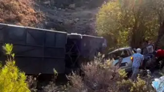 İzmir'de Trafik Kazası: 2 Kişi Hayatını Kaybetti, 1 Kişi Yaralandı
