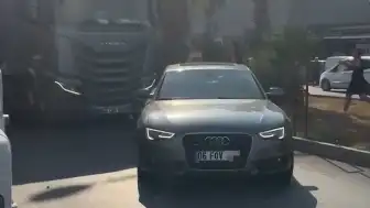 TIR Sürücüsü, Tartıştığı Otomobil Sürücüsünün Aracına Çarptı