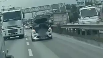 Bursa'da Seyir Halindeki Otomobilde Tehlikeli Tamirat Kamerada