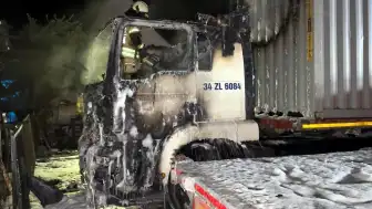 İstanbul Avcılar'da Tır Garajında Yangın: Bir Tır Küle Döndü