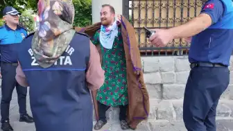 Tiyatroculardan Zabıta Haftası'na Sürpriz Kutlama: Dilenci Kılığında Jest