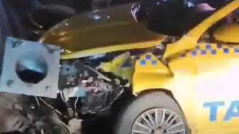Esenyurt'ta Taksi Elektrik Direğine Çarptı: Sürücü Hayatını Kaybetti
