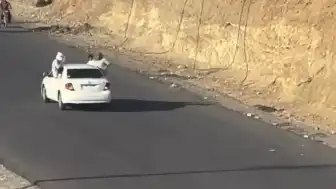 Pakistan'da Tehlikeli Manevralar Yapan Otomobil Kaza Yaptı