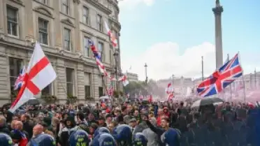 Londra'da Yüksek Gerilim: Aşırı Sağ ve Filistin Destekçisi Gösteriler Polisi Karşı Karşıya Getiriyor
