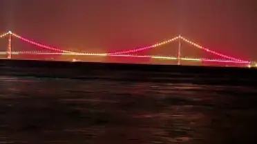 1915 Çanakkale Köprüsü Galatasaray'ın Şampiyonluğuyla Sarı-Kırmızıya Büründü
