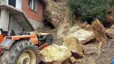 Amasya'da Heyelan: Ev ve Traktör Kaya Parçalarının Altında Kaldı