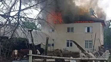 Anahtarı Üzerinde Bırakılan Taksiyi Götürmeye Çalışan Şahıs, Ailesinin Evini Ateşe Verdi