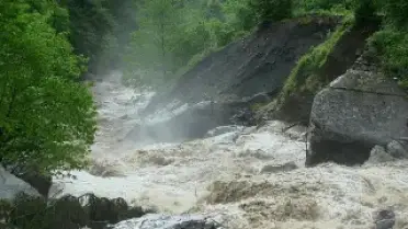 Artvin'de Şiddetli Sağanak: Dere Taştı, Yol Kapandı, Turistler Mahsur Kaldı