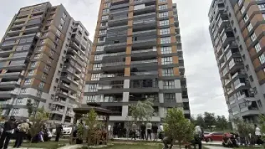 Asansörde Mahsur Kalanları Kurtarmak İsterken Boşluğa Düşerek Hayatını Kaybetti