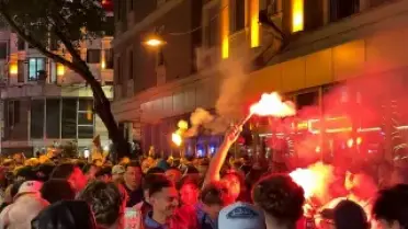 Aston Villa Taraftarları İstanbul'da Şampiyonluğu Coşkuyla Kutladı